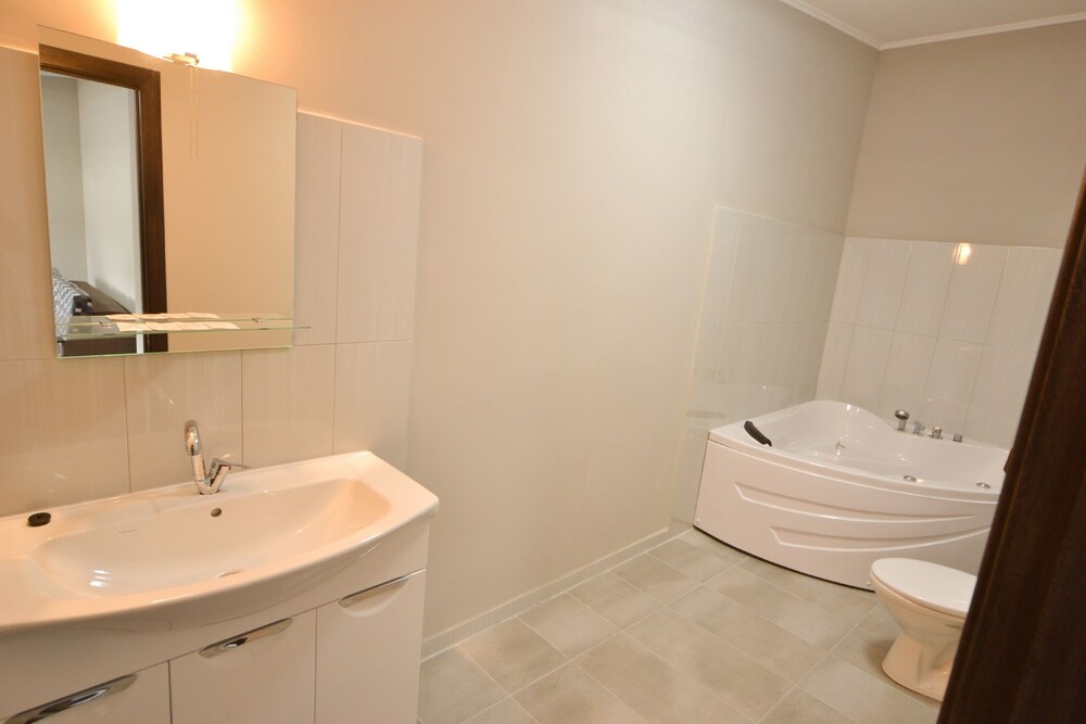 Bagno (Doppia Standard, 1 camera da letto, angolo cottura, sul cortile)