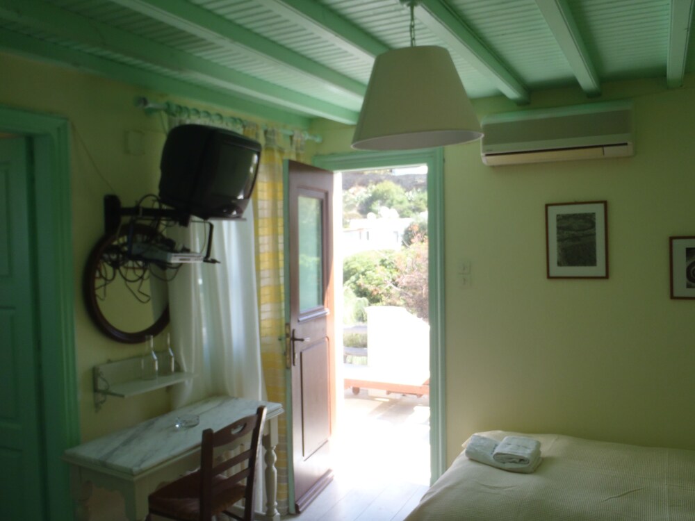 Basic Duplex, Multiple Bedrooms, Smoking, Tower - Guestroom