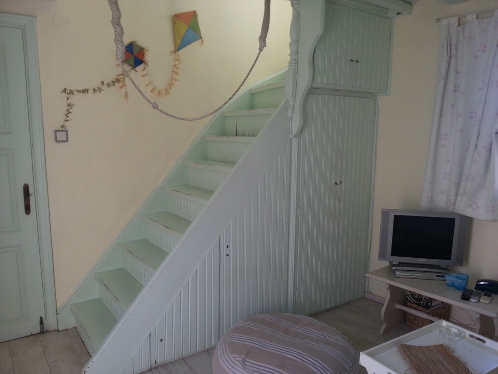 Basic Duplex, Multiple Bedrooms, Smoking, Tower - Living Area