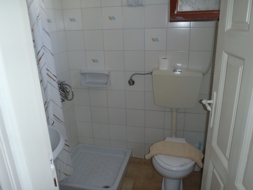 Basic Duplex, Multiple Bedrooms, Smoking, Tower - Bathroom