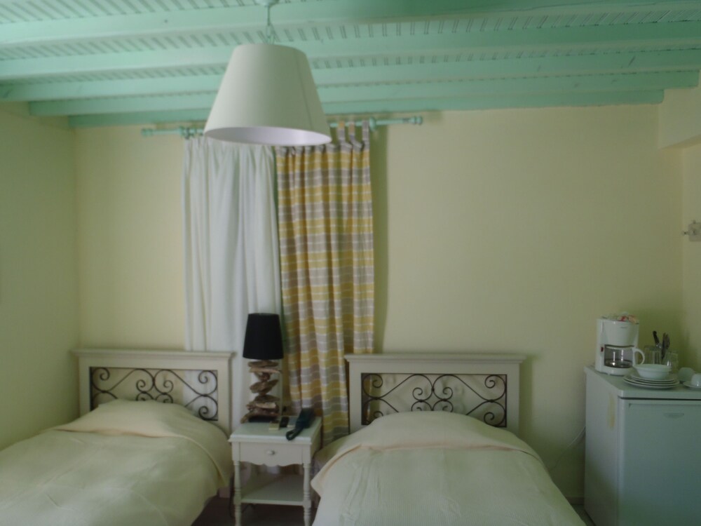 Basic Duplex, Multiple Bedrooms, Smoking, Tower - Guestroom