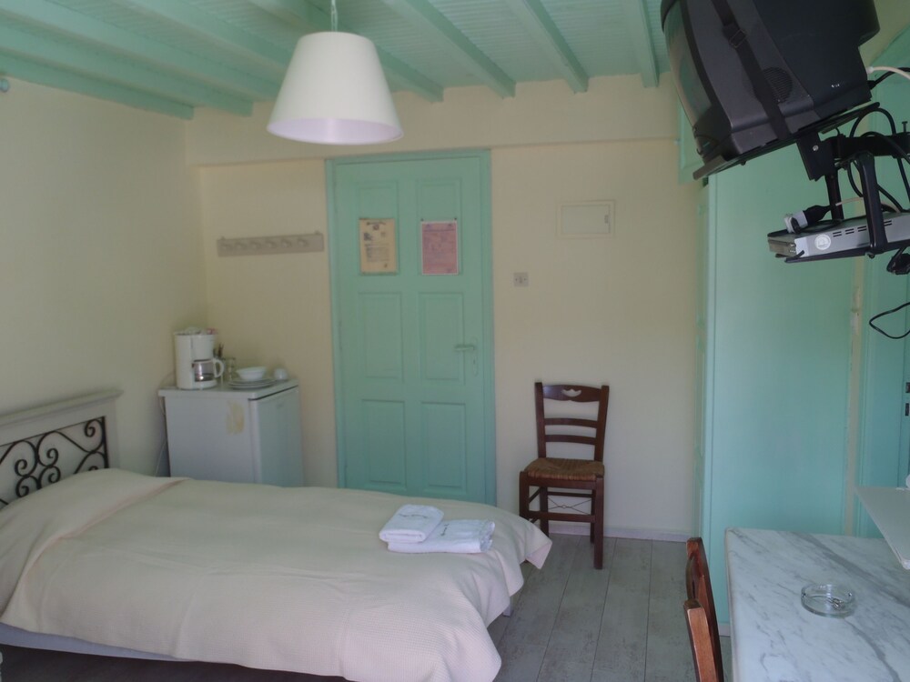 Basic Duplex, Multiple Bedrooms, Smoking, Tower - Guestroom