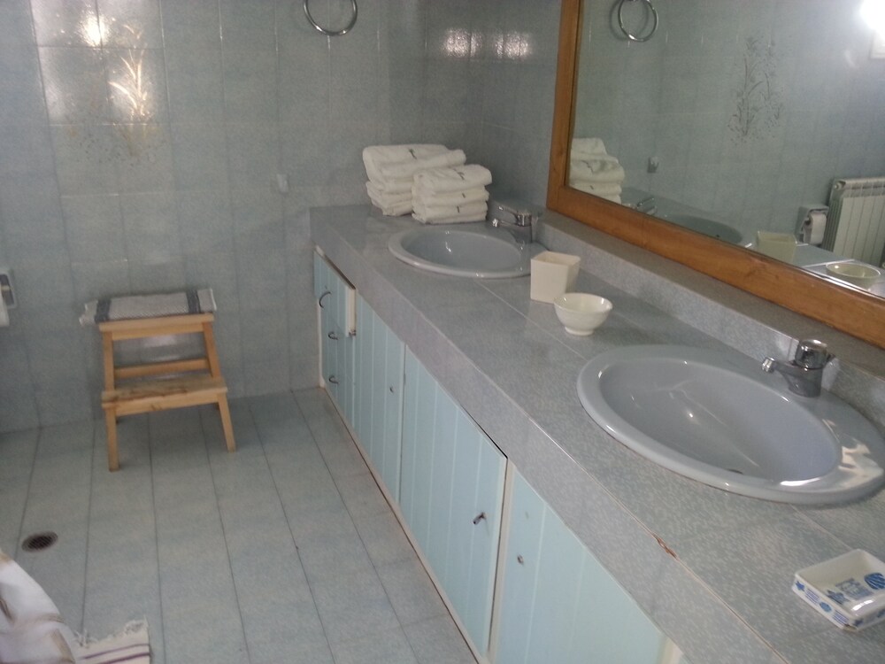 Basic Duplex, Multiple Bedrooms, Smoking, Tower - Bathroom Sink