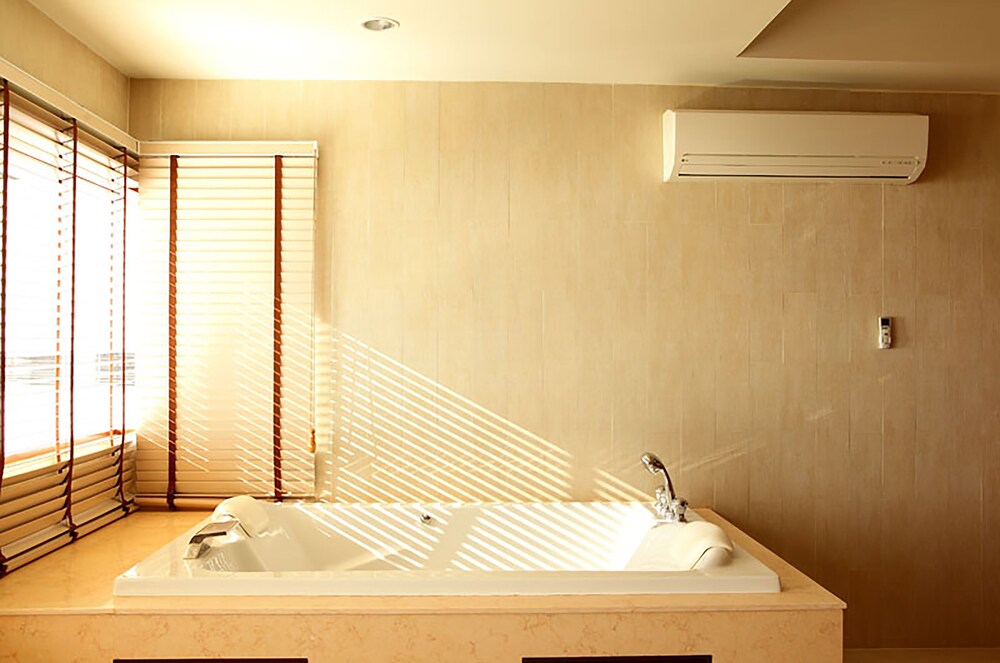 Deep Soaking Bathtub