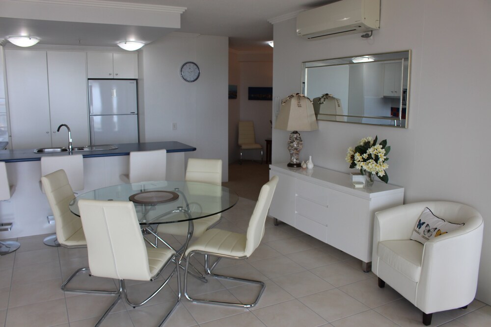 Deluxe Two Bedroom Apartment With Two Bathrooms - In-Room Dining