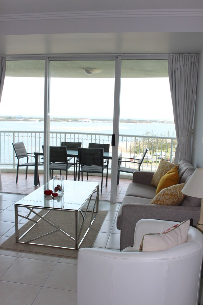 Deluxe Two Bedroom Apartment With Two Bathrooms - Living Room