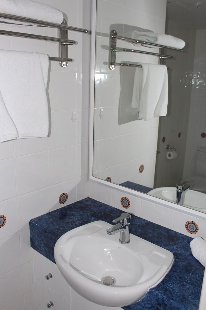 Deluxe Two Bedroom Apartment With Two Bathrooms - Bathroom