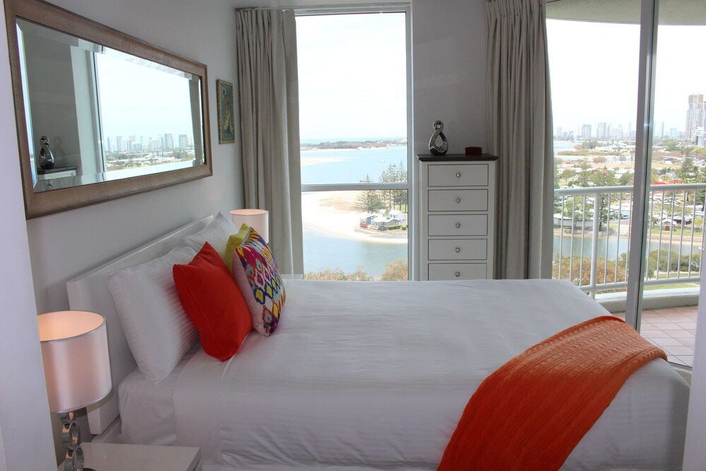 Deluxe Two Bedroom Apartment With Two Bathrooms - Room
