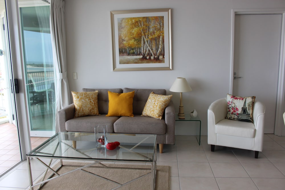 Deluxe Two Bedroom Apartment With Two Bathrooms - Living Room