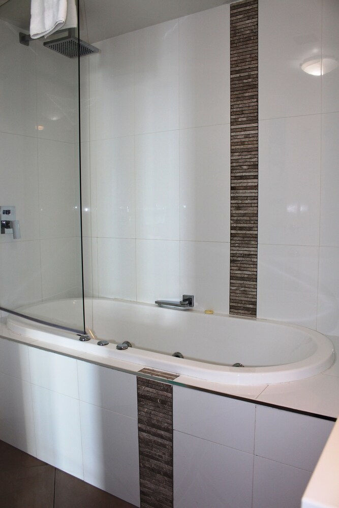 Superior Apartment, 3 Bedrooms, Accessible - Bathroom