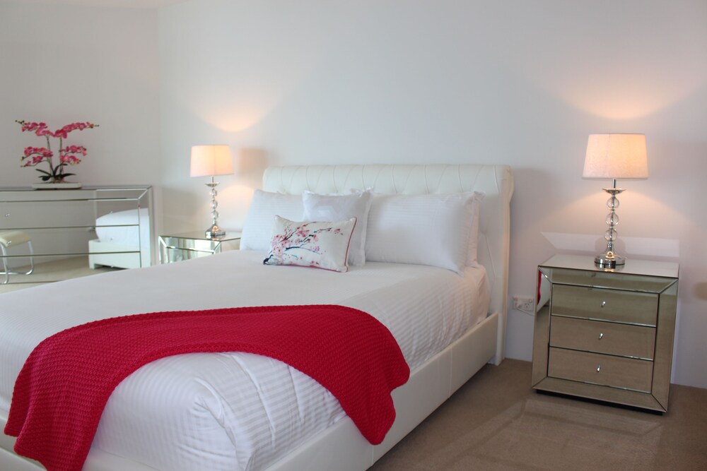 Deluxe Two Bedroom Apartment With Two Bathrooms - Room