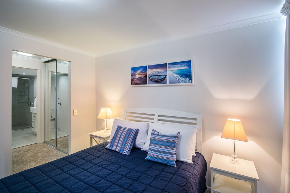 Two Bedroom Ocean View - Guestroom