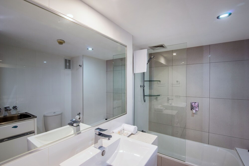 Two Bedroom Ocean View - Bathroom