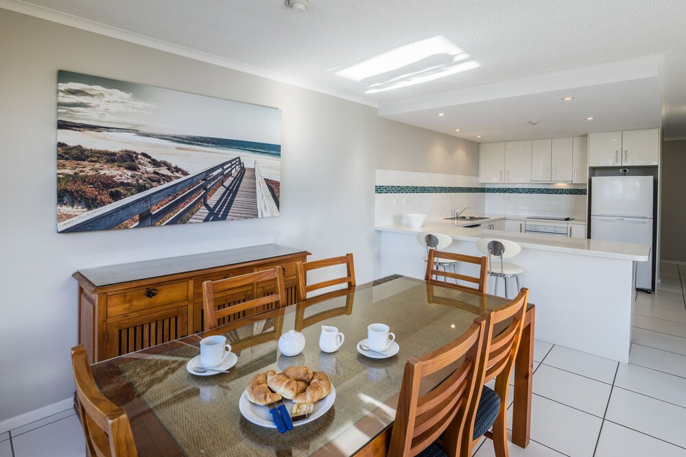 Three Bedroom Garden View - In-Room Dining