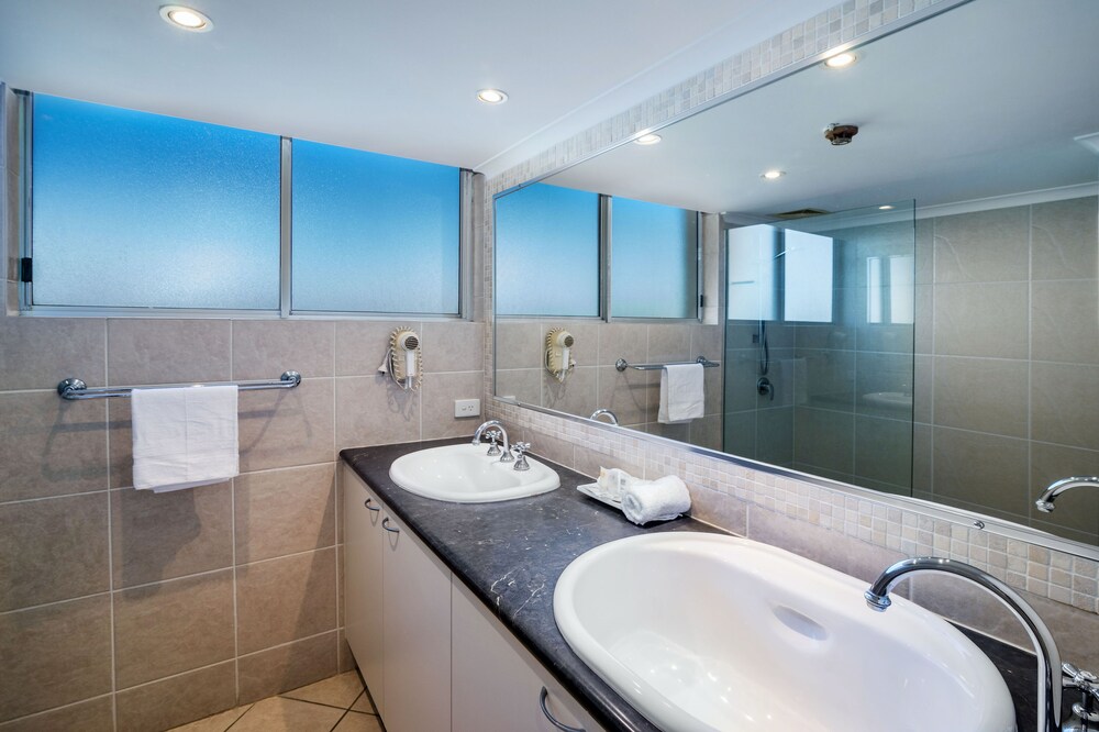Three Bedroom Ocean View - Bathroom