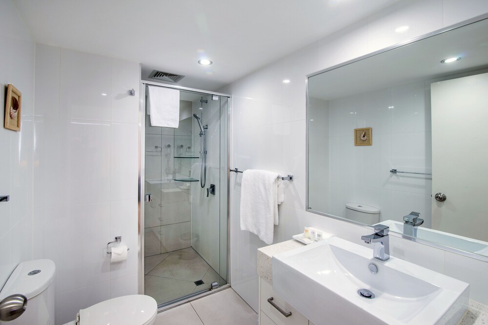 Two Bedroom Ocean View - Bathroom