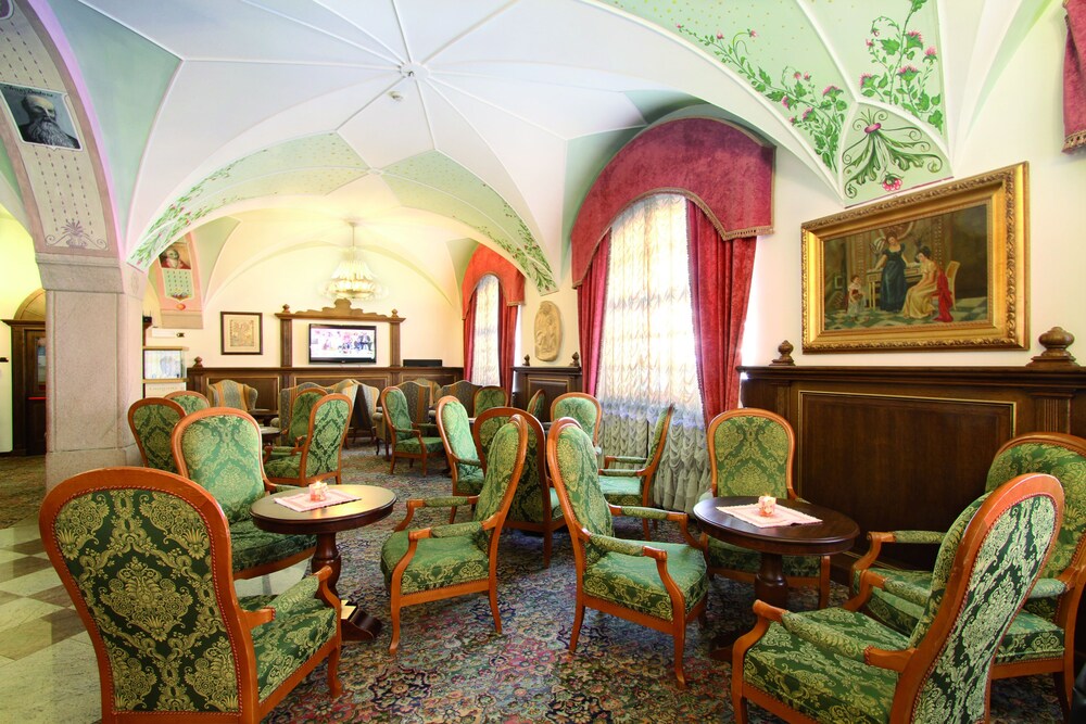 Hotel Lounge