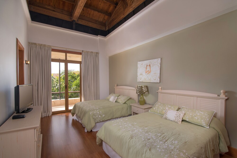 Luxury Apartment, 3 Bedrooms - Welcome Continental Breakfast Kit at arrival - Guestroom