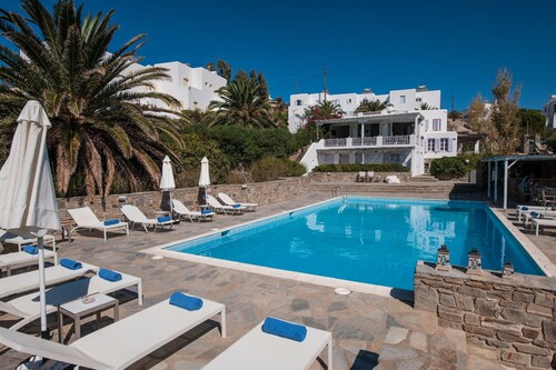 Akrotiri Hotel