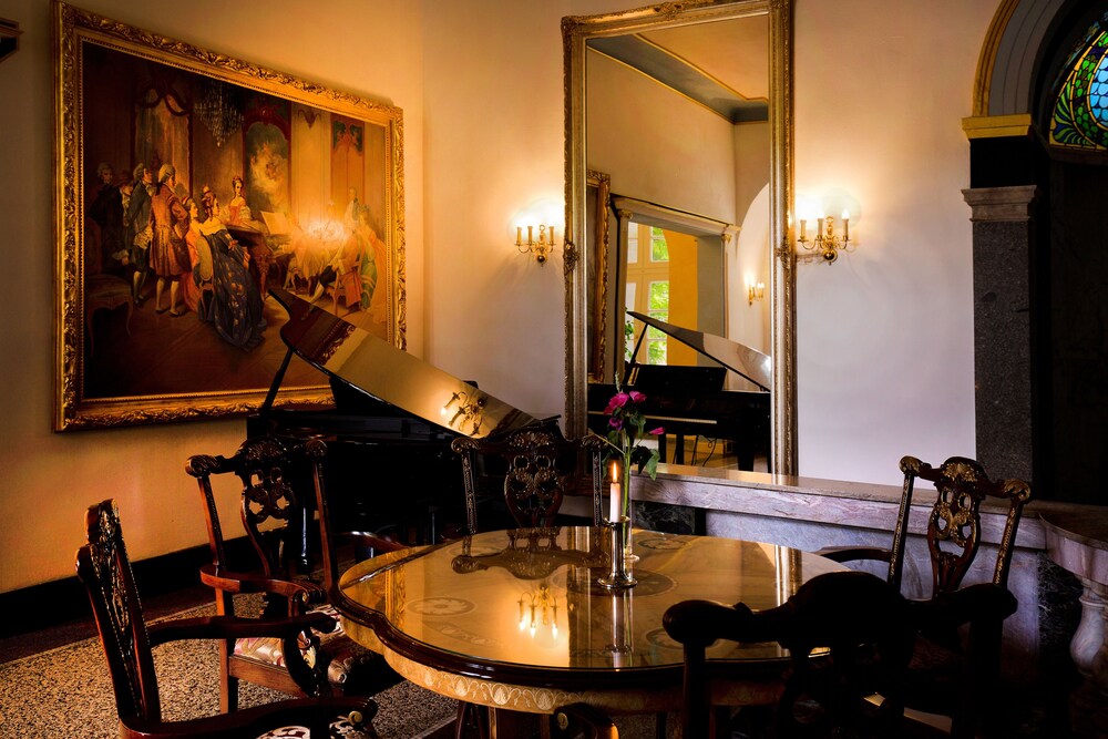 Hotel Bar