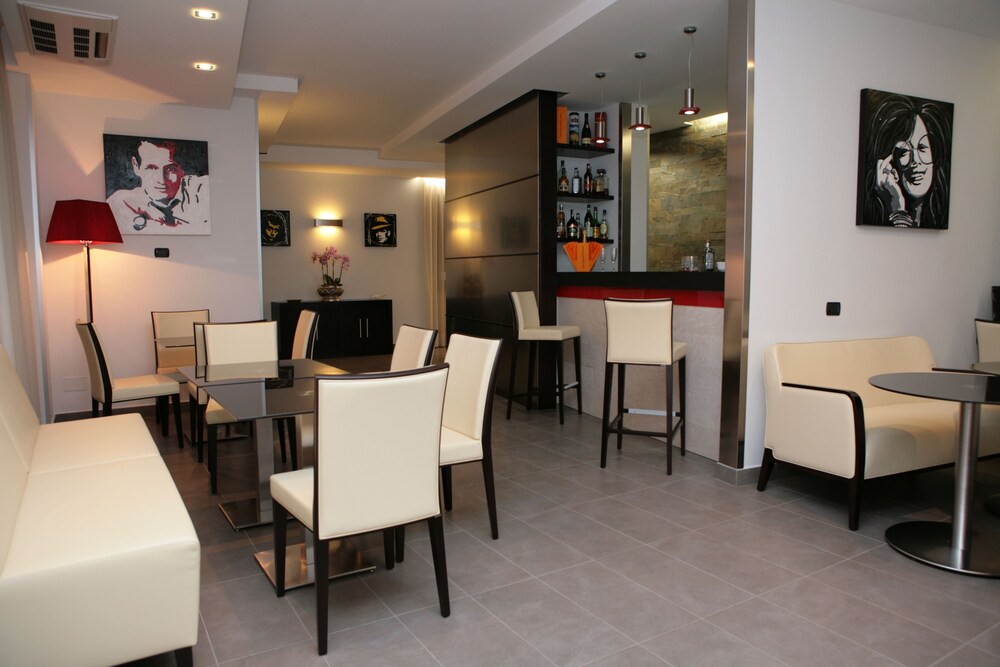 Hotel Bar
