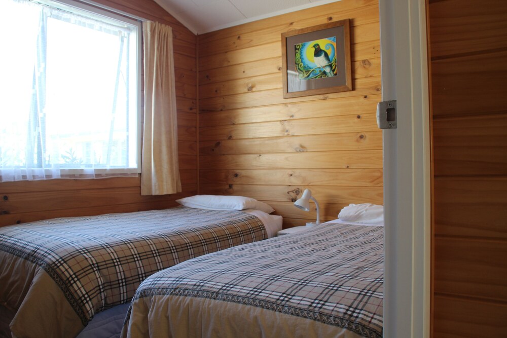 Falcon Cottage - Free Wireless Internet - Guestroom