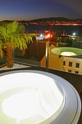 Bañera de hidromasaje al aire libre