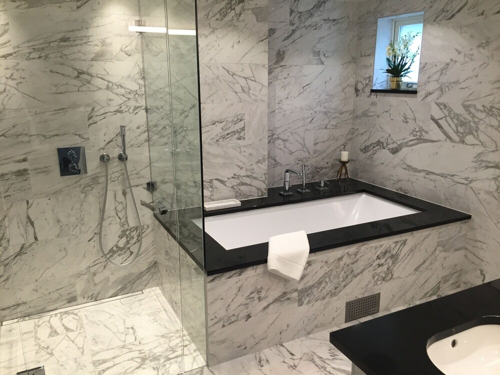 Deep Soaking Bathtub