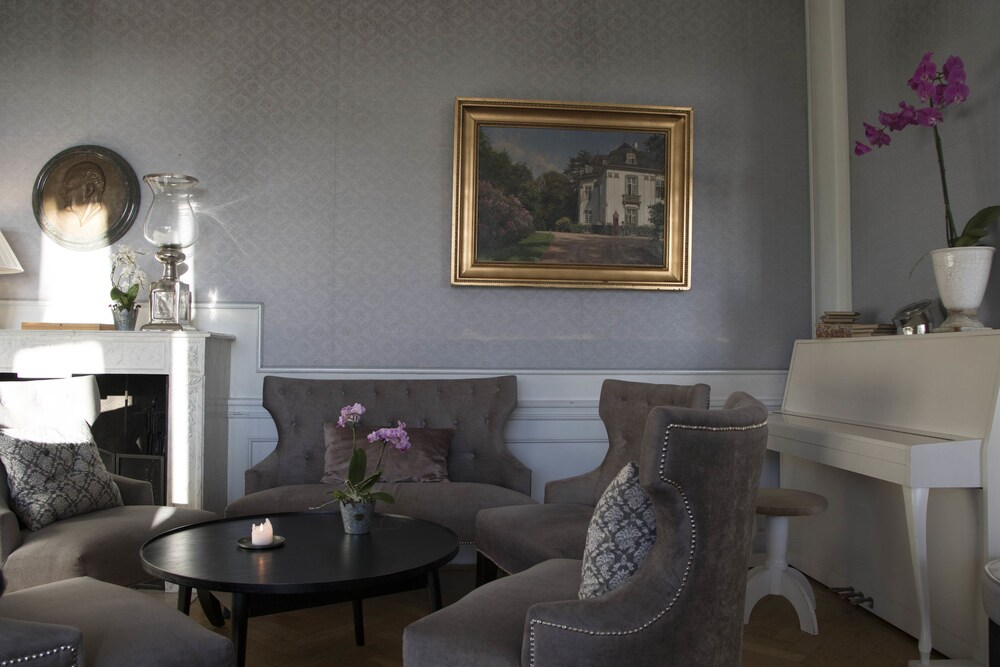 Hotel Lounge