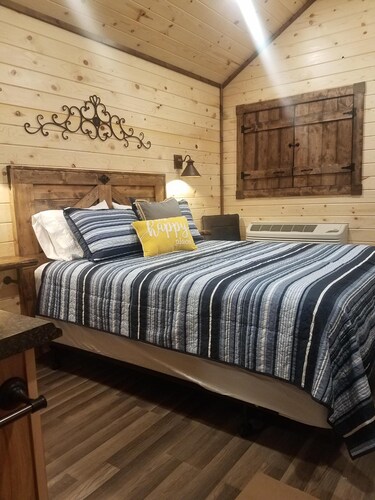 "Treehouse" Cozy Retreat for 2 Near Yellowstone!