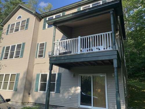 Fall foliage and ski slopes! 3000’ sq ft Sanitized ski home. Minutes from skiing