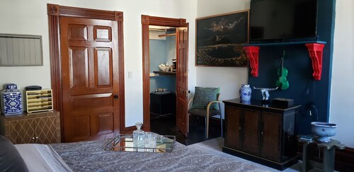 Majestic Lander Stewart Mansion on the Delaware Top Floor Apt