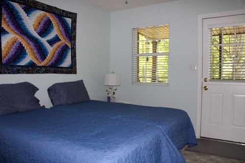 Enjoy your Perfect Getaway near Lake Cumberland! Pet Friendly with a Hot Tub!