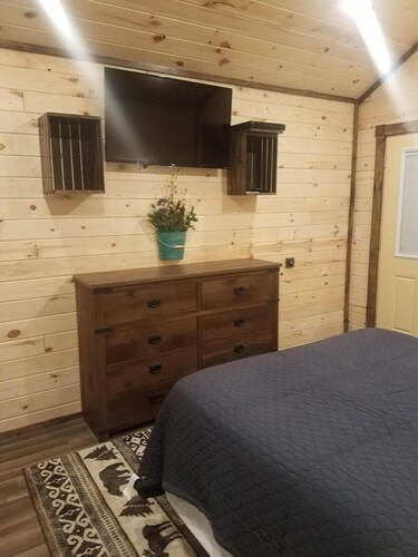 "Treehouse North" Near Yellowstone! Cozy retreat for 2!