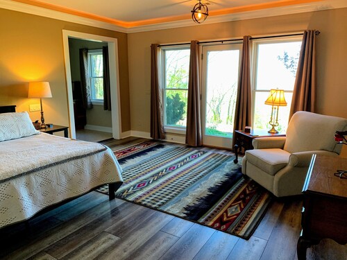 Couple’s Heaven On Earth - Private, Vista View, Creek & Waterfall