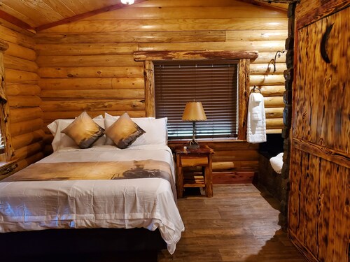 Cozy Christmas Log Cabin in our family retreat on Lake Hamilton