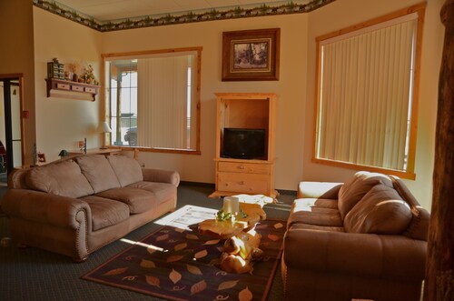 Eagle Peak Lodge & Cabins