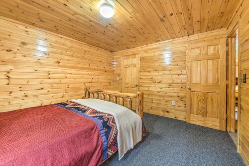 Lutsen Cabin w/ Fire Pit, Patio & Deck!