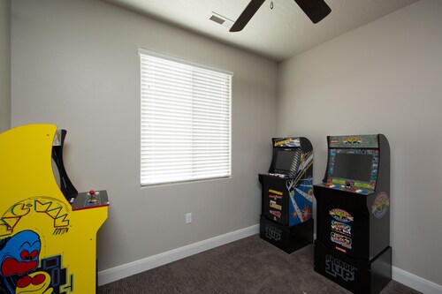 NEW! Sleeps 28! 6 Bed,7 Bath Home with Waterslide Park,Large Private Hot Tub!