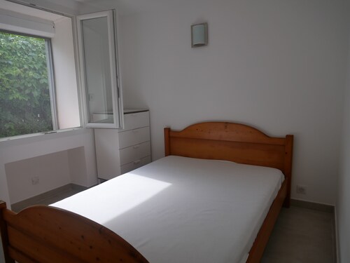 Appartement T2+ terrasse en état neuf, au calme et à 50 mètres de la plage.