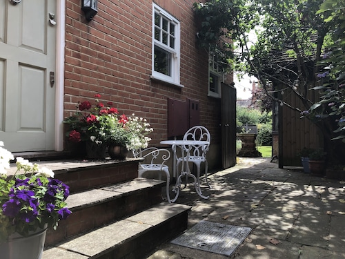 Tranquility in the heart of Wimbledon Village with stunning Common views