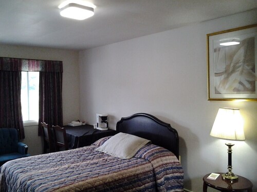 COLONIAL INN MOTEL, BUDGET DOUBLE ROOM ( BDR-1)