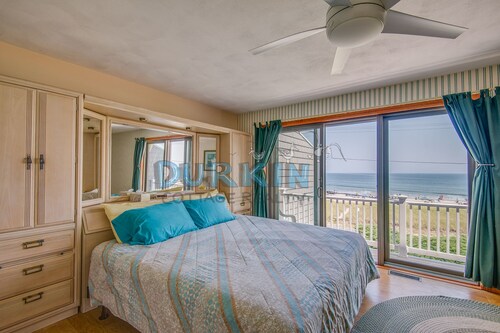 Waterfront Condo, Beautiful Views, Walk to Beach