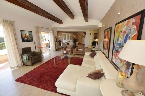 Loin de la foule, Villa vue mer, près de Cannes, Tennis, Piscine, Sauna, Hammam