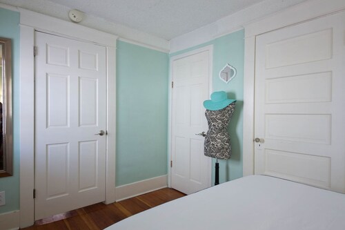 Cozy Hollywood House ★ Central Location ★ 2 Car Parking ★ MONTHLY DISCOUNT!