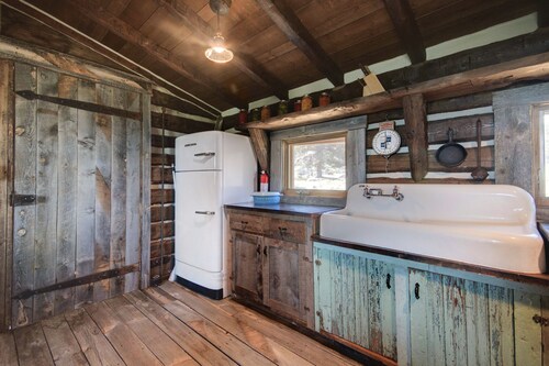 Authentic 1800's Cabin On A Beautiful 400+ Acre Mountain Ranch