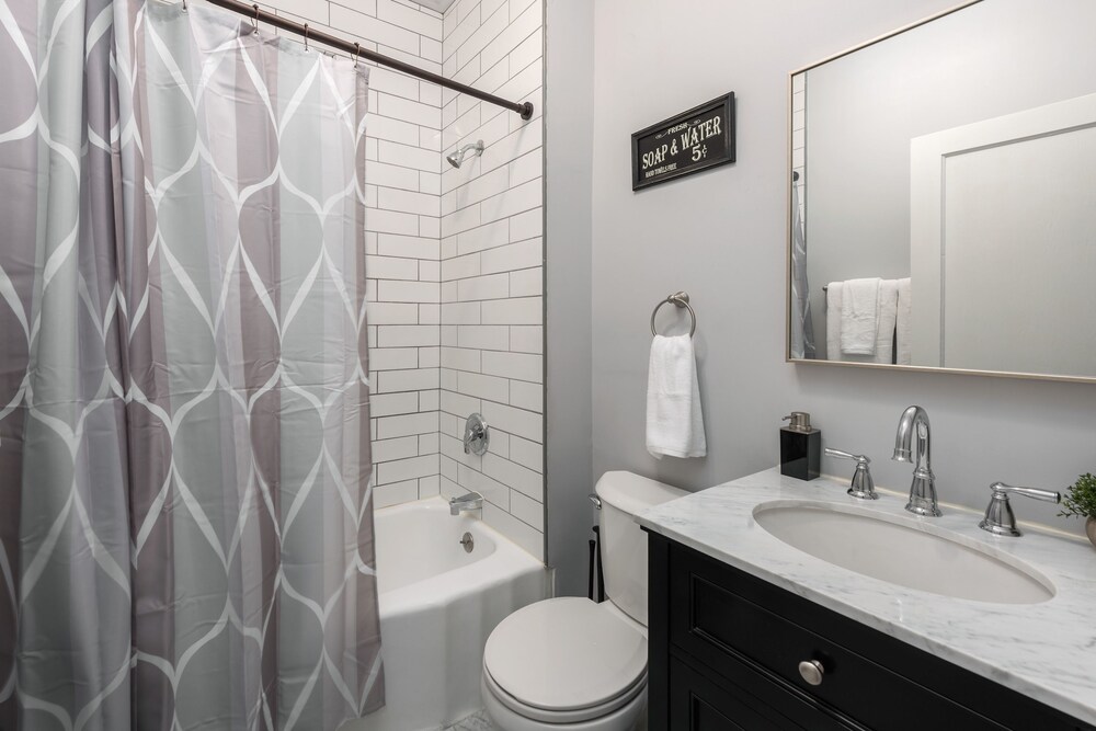 Deluxe Townhome, 2 Bedrooms, Non Smoking, Kitchen - Bathroom