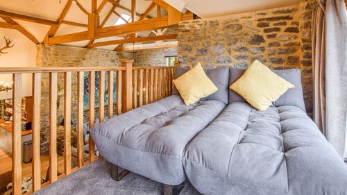 Tythe Barn, Saltford, Near Bath - sleeps 8 +2 guests in 3 bedrooms