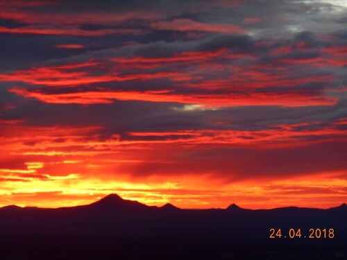 Sunset Serenade, Self Contained Studio, Tambourine Mountain.<br>