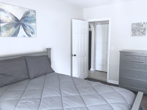 In Downtown Lake Worth - Walk to Beach - w/ Wifi - Entire Apt B